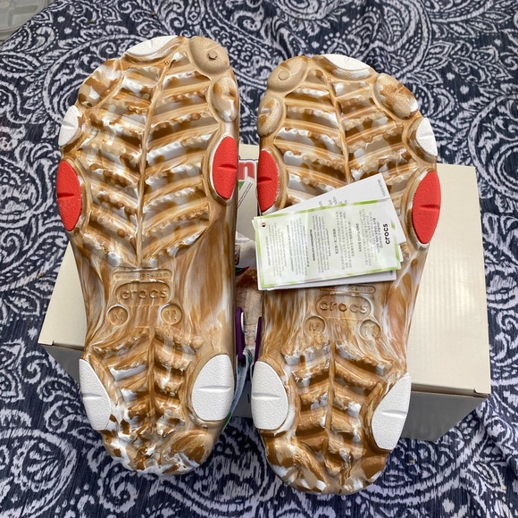 CROCS - Cinnamon Toast Crunch Limited Edition + SIX Extra Charms FREE - Picture 7 of 12